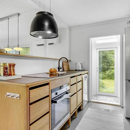 2 Bedroom Cozy In Semesterbostad Dronningmølle