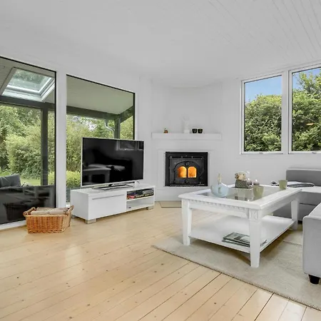 2 Bedroom Cozy In Semesterbostad Dronningmølle