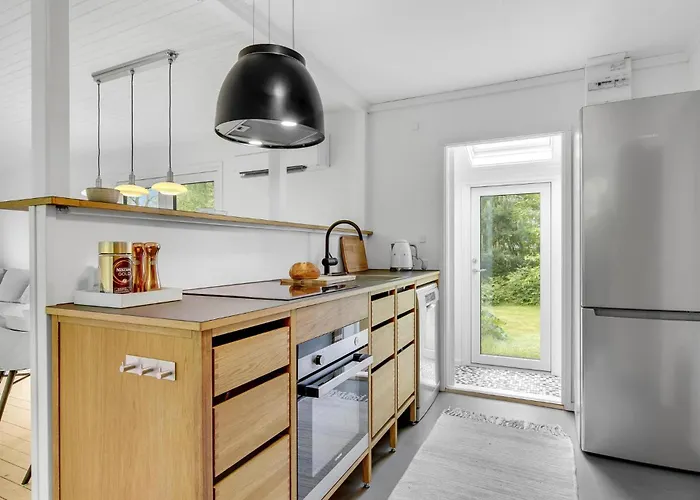 2 Bedroom Cozy In Сasa de vacaciones Dronningmølle